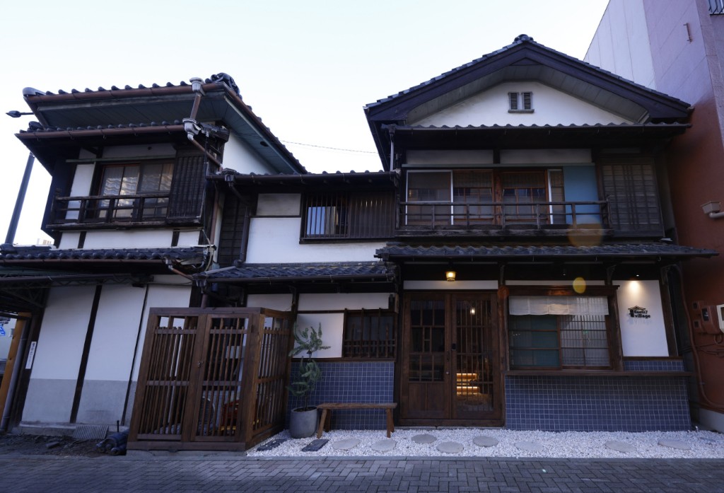 七根の店舗外観。右側の建物が入り口です。